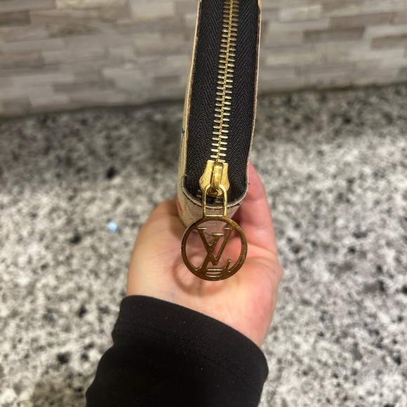 Louis Vuitton game on white Zippy Wallet - Picture 7 of 13